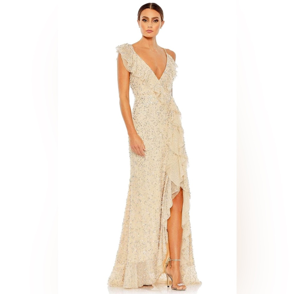 BRAND NEW WITH TAGS! Beautiful 😍 🤩 Mac Duggal V-Neck ruffle front sequin gown